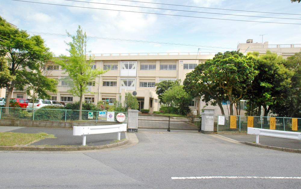 Takahama Elementary School (1 minute walk)