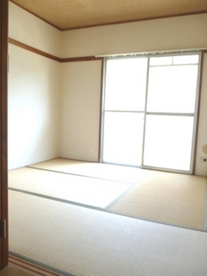 Living and room. The bright Japanese-style room facing the south-facing balcony there is a closet of with upper closet