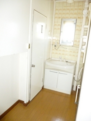 Washroom. There is a window that can be firmly ventilated, Also useful after the makeup and pair spray