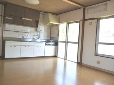 Living and room. It is widely used open kitchen type a south-facing Pledge LDK12. Bas