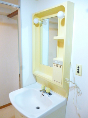 Washroom.  ☆ Wash basin (also widely it survives even in busy get dressed in the morning wash room) ☆