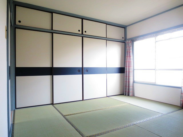 Other room space. Tatami is also Omotegae clean.