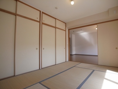 Living and room. There is a closet, Is a Japanese-style room of moist and calm atmosphere.