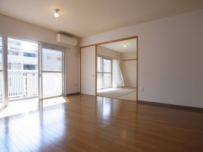 Living and room. Warm living in happy with floor heating ・ dining.