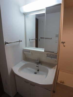 Washroom. Independent wash basin, which is also storage space will help to get dressed in the morning!