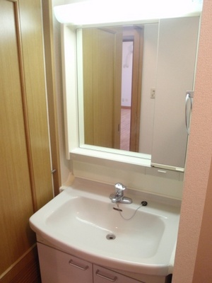 Washroom. Typical indoor photo. It is the dressing of easy to separate washroom. 