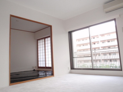Living and room. Living can also be used To spacious by connecting a Japanese-style room