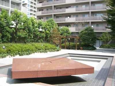 Other common areas. And green, It is the state of the beautiful courtyard with well-kept.