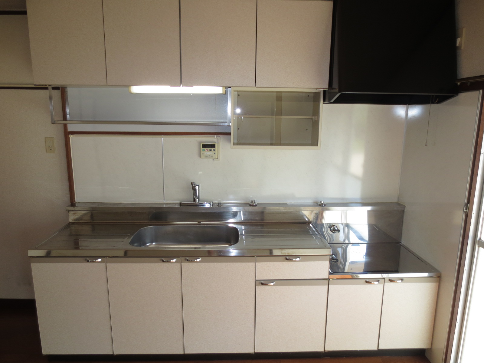 Kitchen. Clean kitchen, Two-burner stove installation Allowed