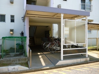 Entrance. Trash also convenient staircase next to the garbage station on a rainy day!