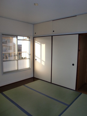 Living and room. It is north Japanese-style room with a window to help ventilation lighting ☆ 