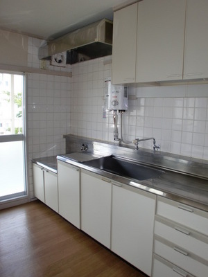 Kitchen. Ventilation is good because there is a window in the kitchen aside ◇!