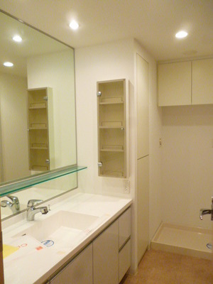 Washroom. Wide basin space ・ Mirror is also easier than ever with the big morning get dressed