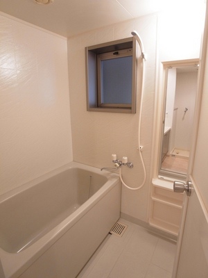 Bath. Add cooking function and ventilation ・ Bathroom there is a window to help lighting.