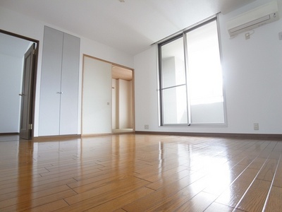 Living and room. Since the non-Japanese-style wooden floors, Makeover is also easy to