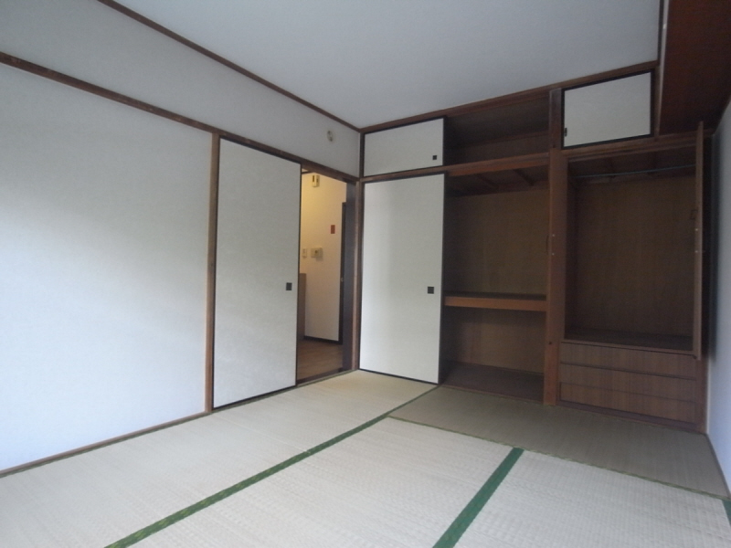 Living and room. Also housed in a Japanese-style room is located plenty.