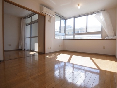 Living and room. Typical indoor photo. Room of the popular all-flooring