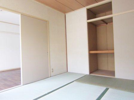 Living and room. It will calm and there is a Japanese-style room