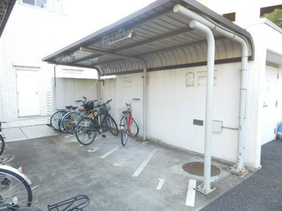 Parking lot. There are bike space (confirmation necessity free)
