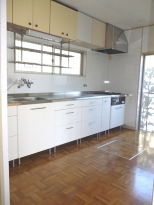 Kitchen. Busy morning also is a convenient 3-burner stove in the kitchen. Storage charging and