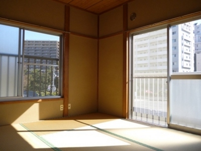 Living and room. Bright Japanese-style room facing the south-facing balcony. Also recommended in the bedroom