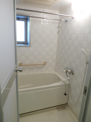 Bath. Reheating function ・ It is a bath with a bathroom dryer. 