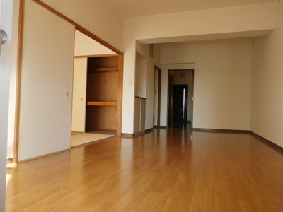 Living and room. You can use the combined living and Japanese-style. 