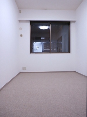 Living and room. Wall Cross ・ Floor carpet replaced.