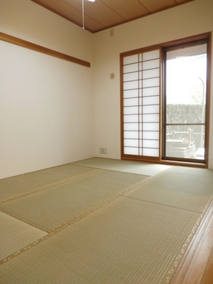 Living and room. Tatami mat replacement has been the bright Japanese-style room.