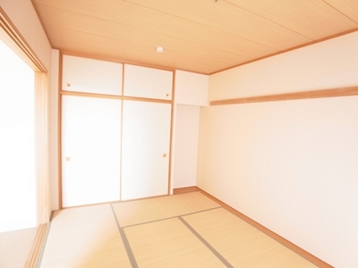 Living and room. Closet plenty Maeru ・ About 6 Pledge of Japanese-style room where there is upper closet