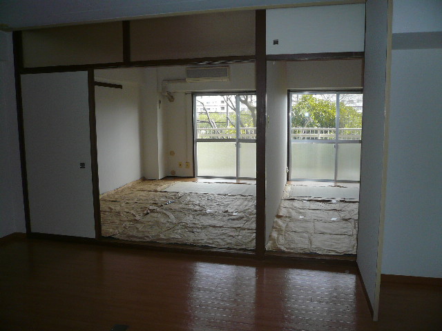 Living and room. It contains the tatami before occupancy