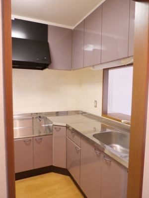 Kitchen. Is the kitchen of the L-shaped cooking space can be taken widely. 