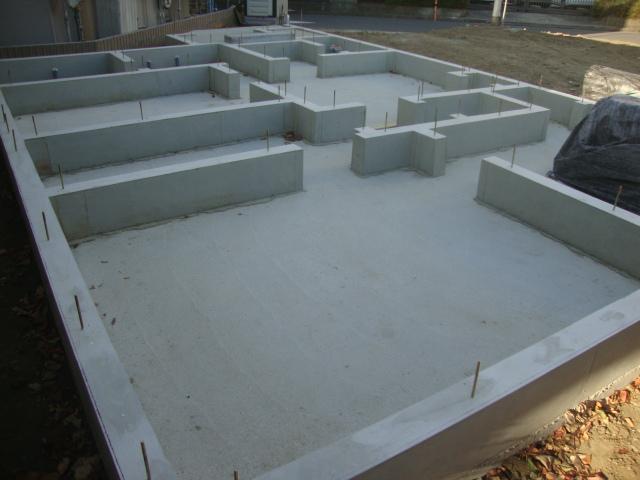 Local appearance photo. Local (November 25, 2013) Shooting Foundation we have with the structure of the 10-year warranty on solid foundation. Ground is marked with a 20-year warranty by LIXIL group (Japan Home Shield)