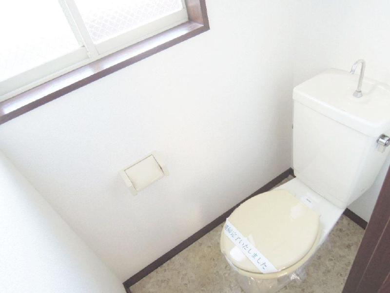 Toilet. It is a space with a cleanliness! I am happy window