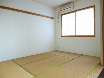 Living and room. Upper closet with closet there of Japanese-style room is located plenty of storage space.