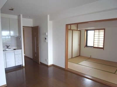 Living and room. Living can be used widely by connecting a Japanese-style room