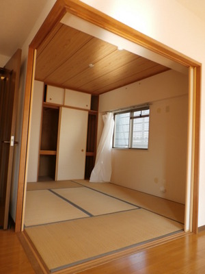 Living and room. Is a Japanese-style room that can be used in conjunction with the living.