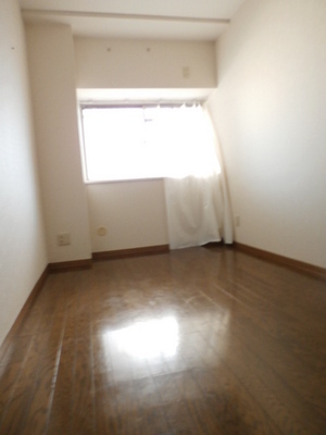 Living and room. It is recommended for Western-style in the bedroom or study.