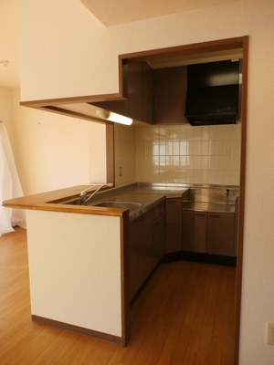 Kitchen. L-shaped kitchen is recommended that the cooking space can be taken widely