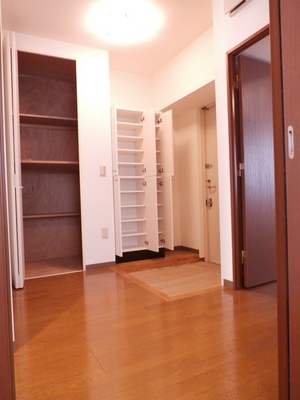 Entrance. Wide entrance is recommended that storage space is