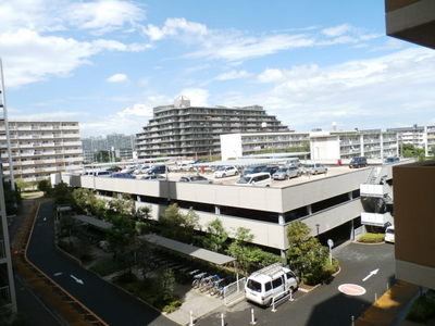 Parking lot. Self-propelled parking also recommended for high roof vehicles