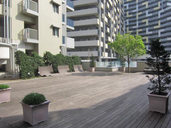 Other common areas. The courtyard of the "tree" with the aim of fusion of the Japanese garden and modernism.