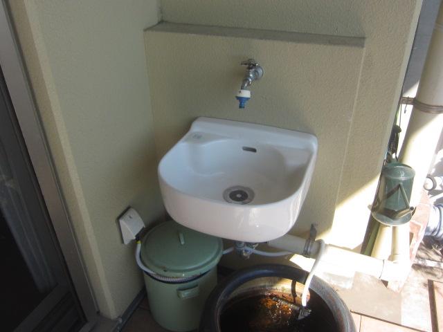Balcony. Slop sink is on the balcony ・ Outlet is attached. You can various work also on the balcony.