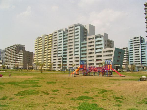 Local appearance photo. There are also park in the apartment site south. Mansion has been sandwiched between the park.