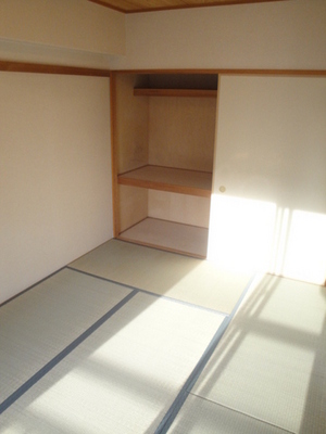 Living and room. Bright Japanese-style room because we are facing the balcony