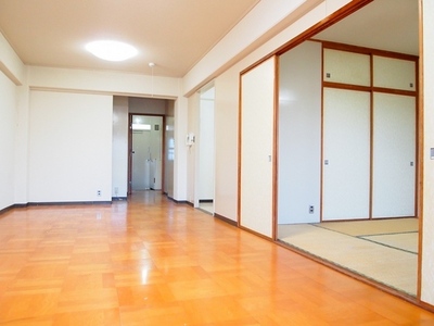 Living and room. Open the LD and a Japanese-style room, You can use comfortably.