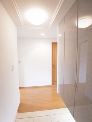 Entrance. There is also storage space in the front door, It will clean and Katazuki