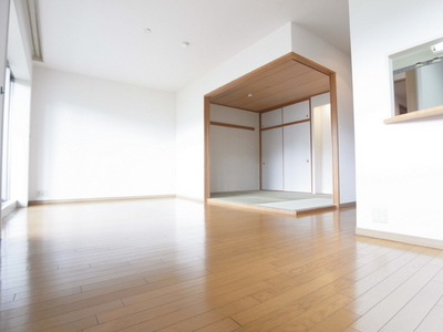 Living and room. Spacious living room of about 13.5 quires is, It can be used by connecting with the Japanese-style room