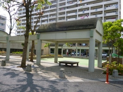 Other. There is a sidewalk to pass by the bicycle in the flat