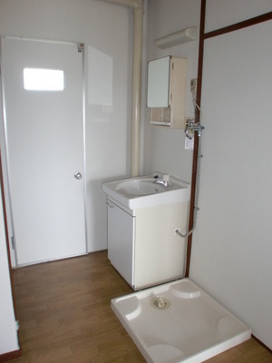 Washroom. It is a useful independent washbasin in the morning of the dressing. 